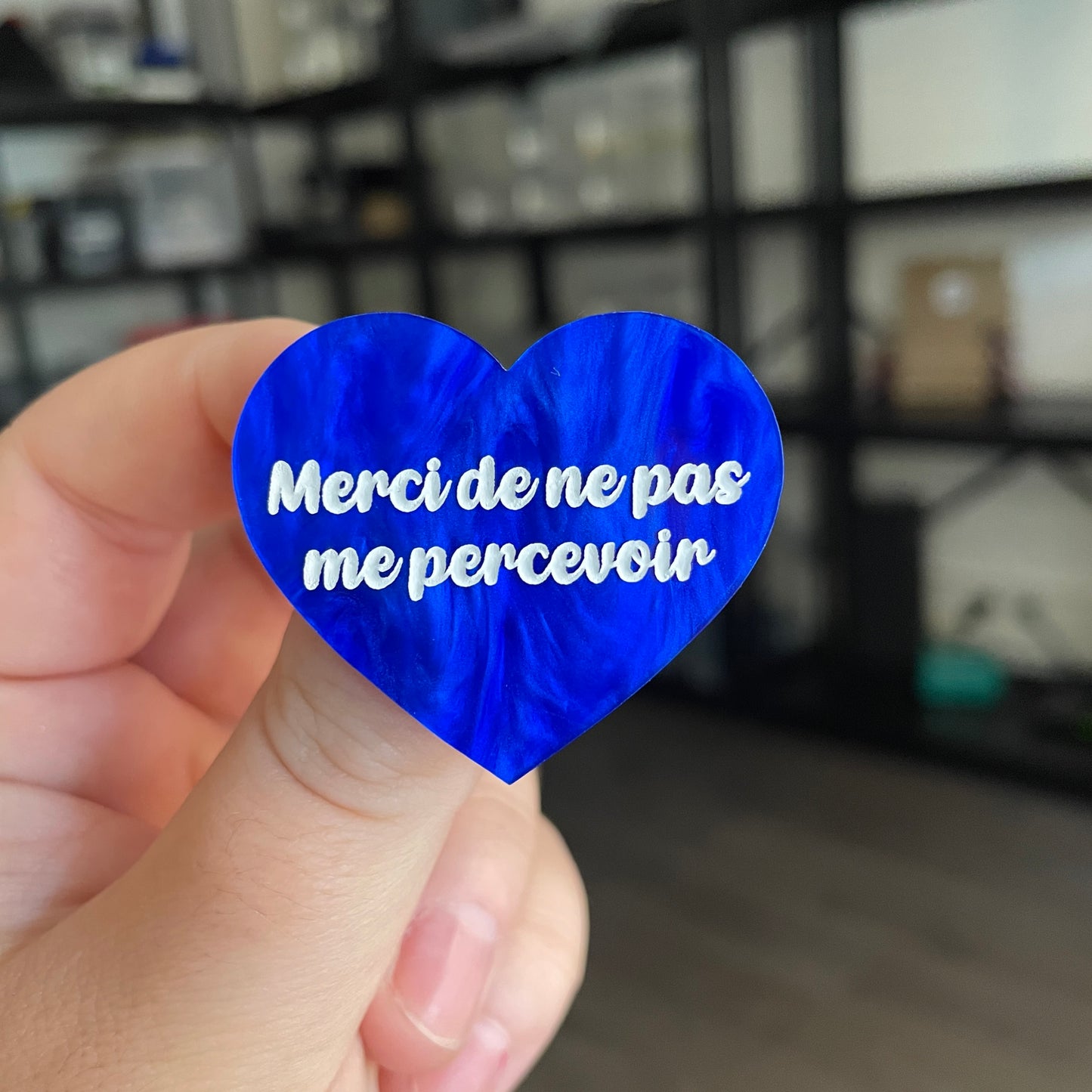 Broche "Merci de ne pas me percevoir" en acrylique marbrée bleue