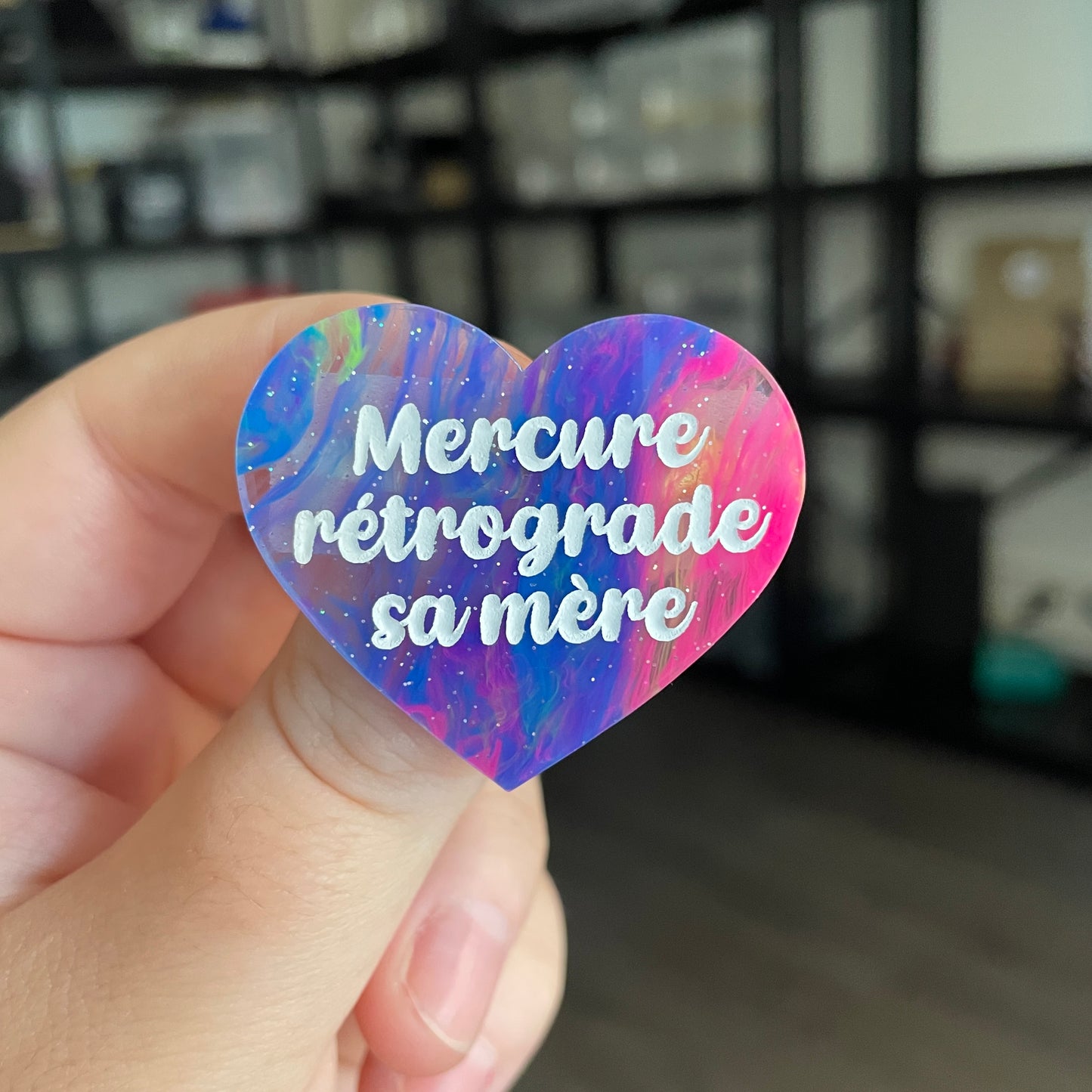 Broche "Mercure rétrograde sa mère" en acrylique semi transparente marbrée multicolore