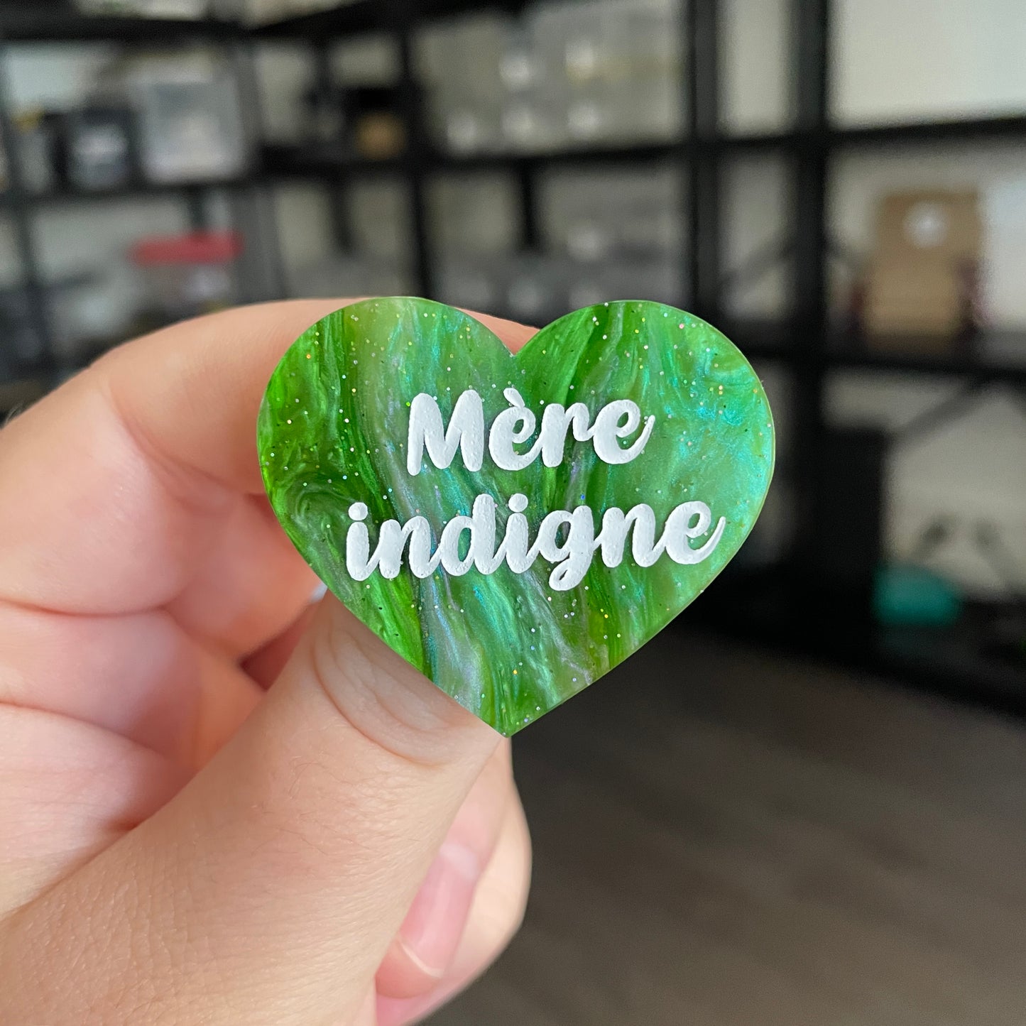 Broche "Mère indigne" en acrylique marbrée verte à paillettes