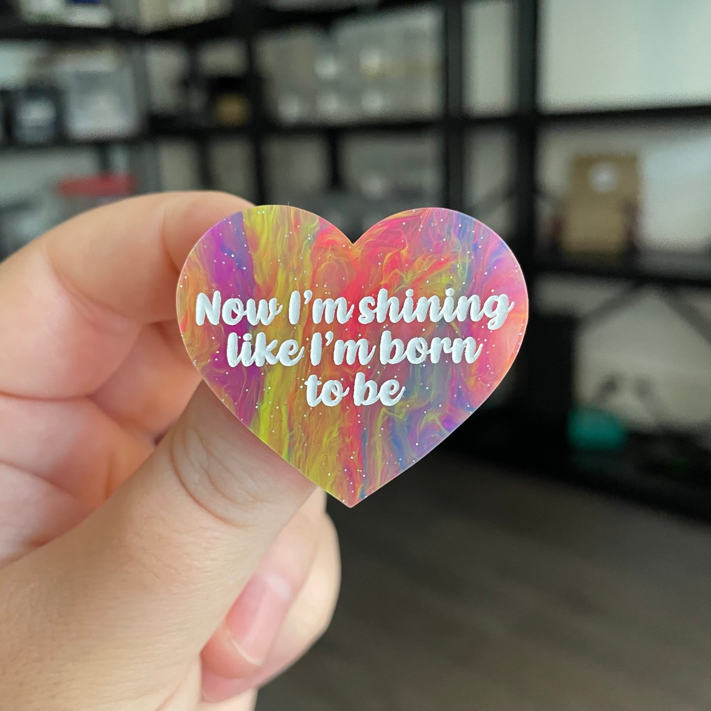 Broche "Now i'm shining like I'm born to be" en acrylique semi transparente marbrée multicolore