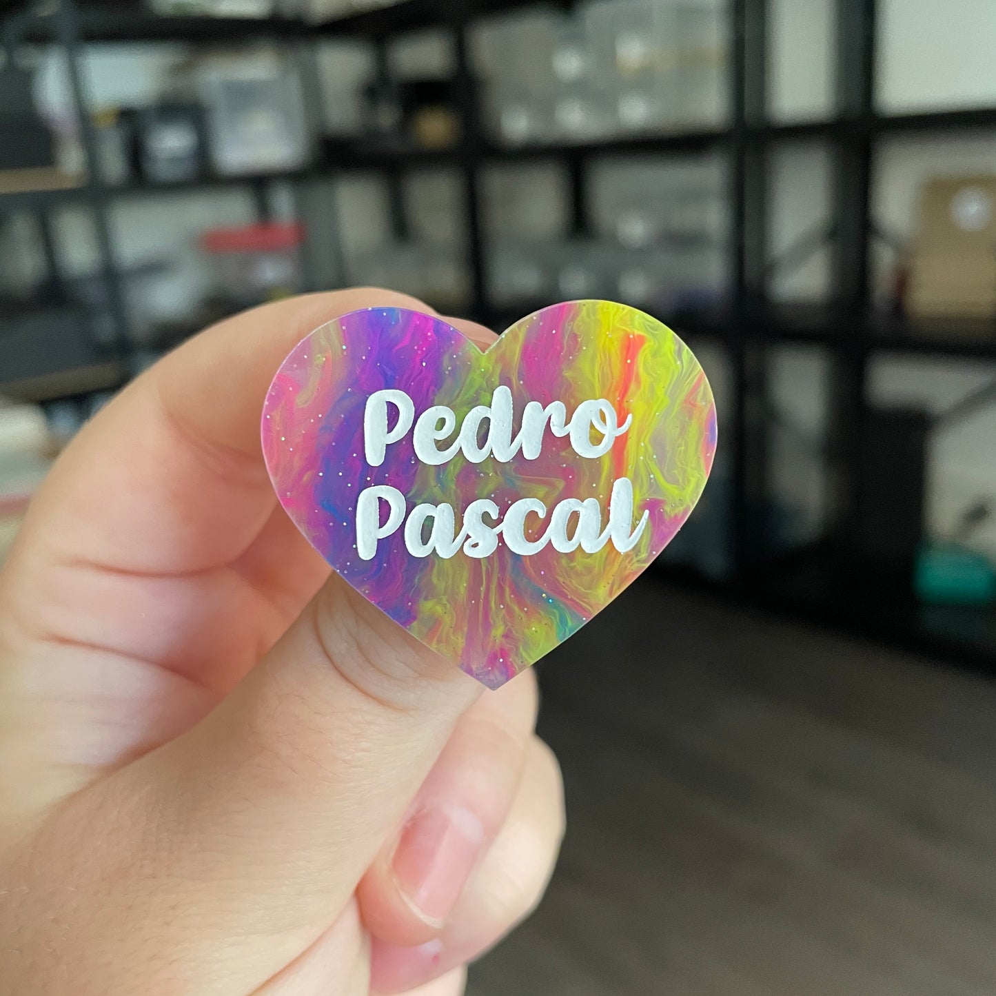 Broche "Pedro Pascal" en acrylique semi transparente marbrée multicolore