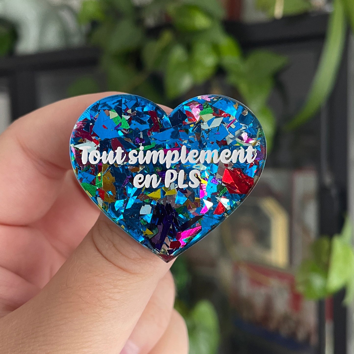 Broche "Tout simplement en PLS" en acrylique transparente avec des éclats de confettis bleus et multicolores