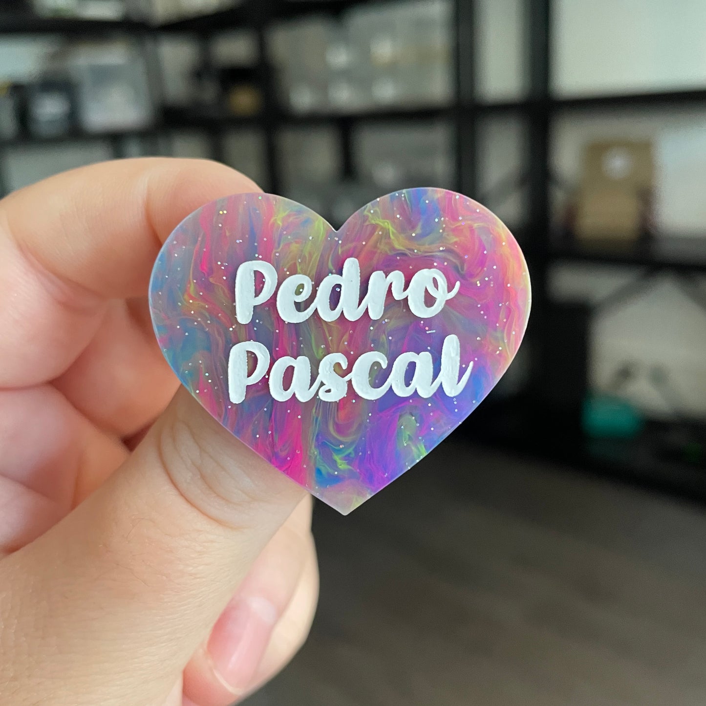 Broche "Pedro Pascal" en acrylique semi transparente marbrée multicolore