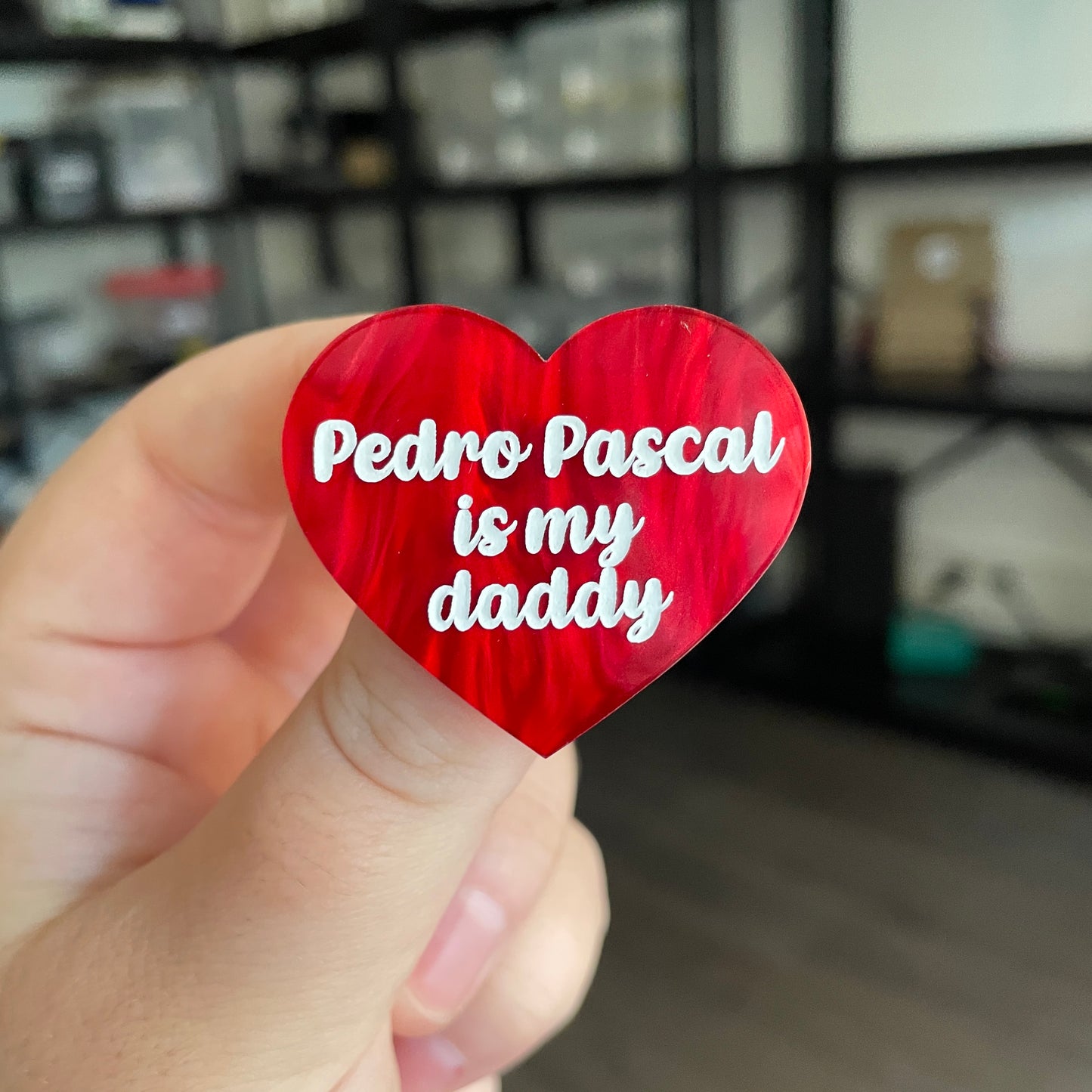 Broche "Pedro Pascal is my daddy" en acrylique marbrée rouge