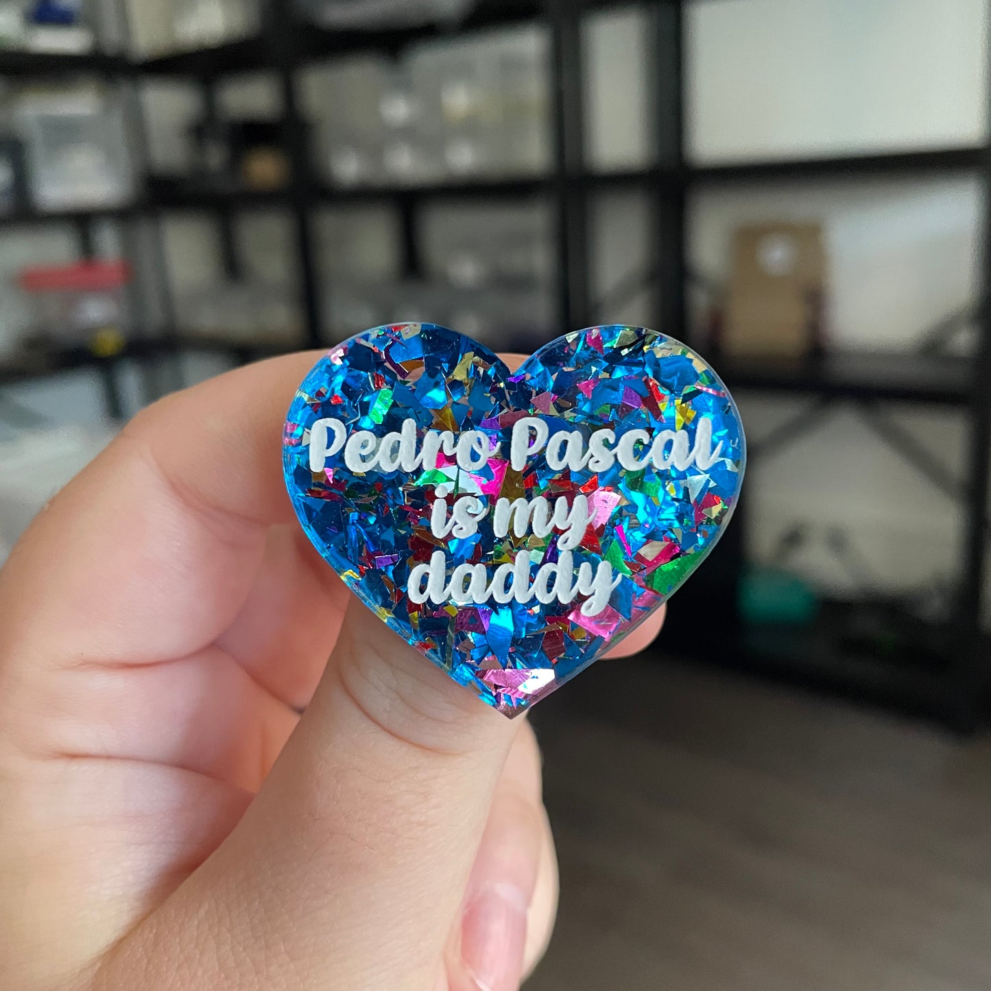 Broche "Pedro Pascal is my daddy" en acrylique transparente avec des éclats de confettis bleus et multicolores
