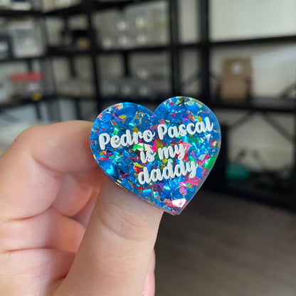 Broche "Pedro Pascal is my daddy" en acrylique transparente avec des éclats de confettis bleus et multicolores