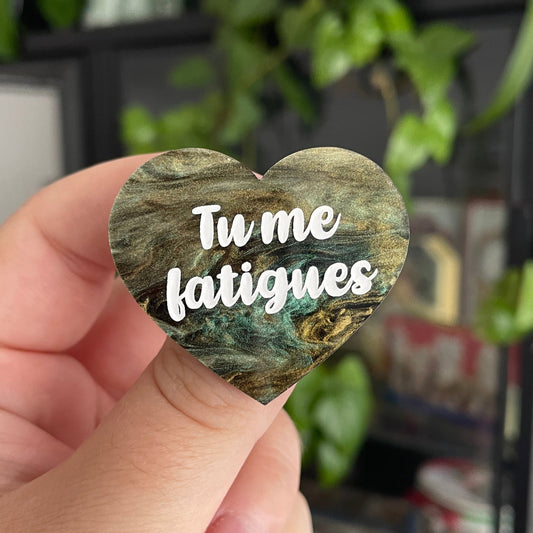 Broche "Tu me fatigues" en acrylique marbrée noire, verte et dorée