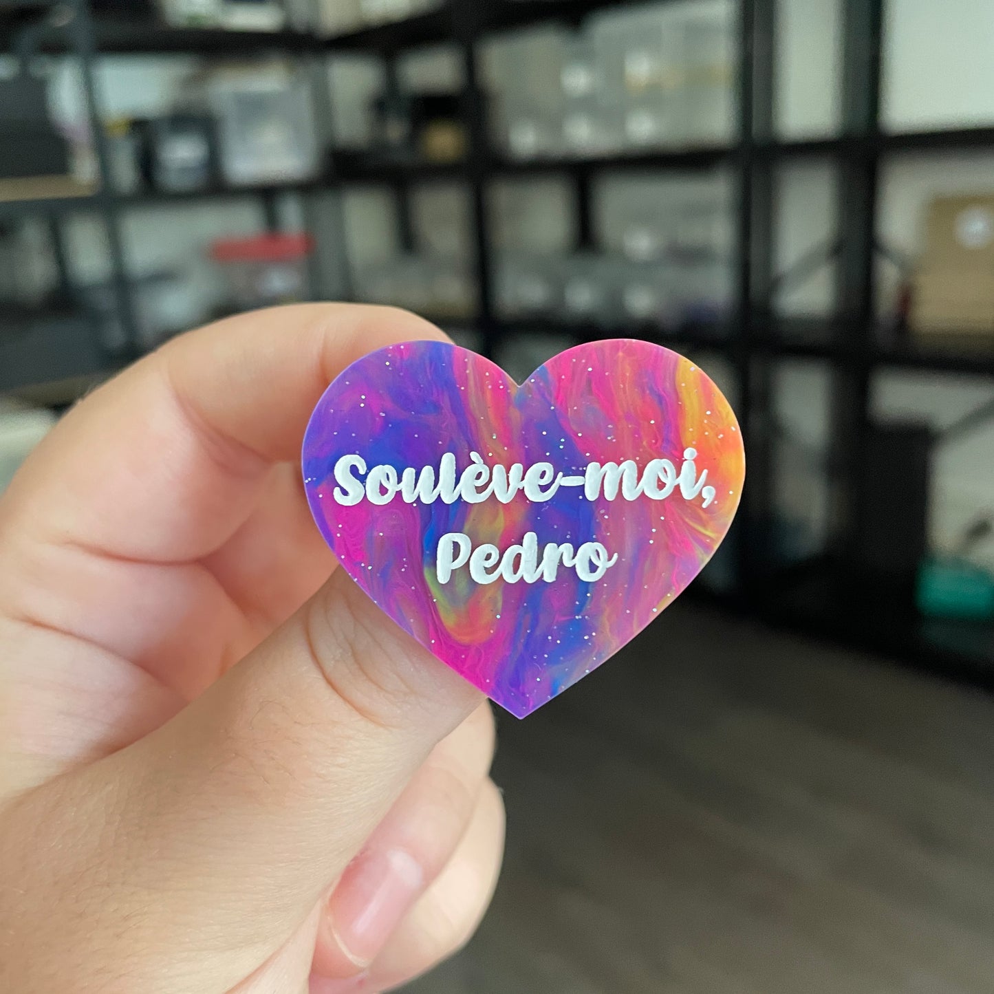 Broche "Soulève-moi Pedro" en acrylique semi transparente marbrée multicolore