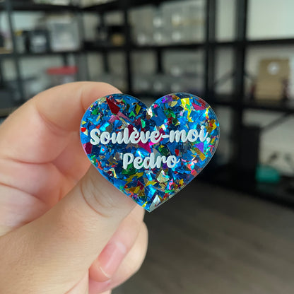 Broche "Soulève-moi, Pedro" en acrylique transparente avec des éclats de confettis bleus et multicolores