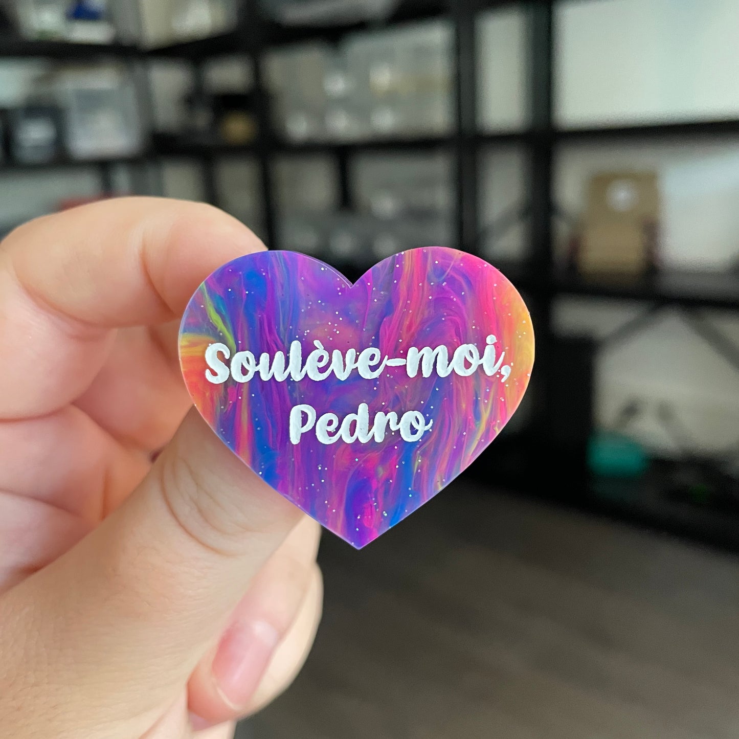 Broche "Soulève-moi Pedro" en acrylique semi transparente marbrée multicolore