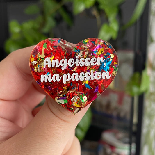 [CONTRÔLE TECHNIQUE] Broche "Angoisser, ma passion" en acrylique transparente à gros confettis rouges et multicolores