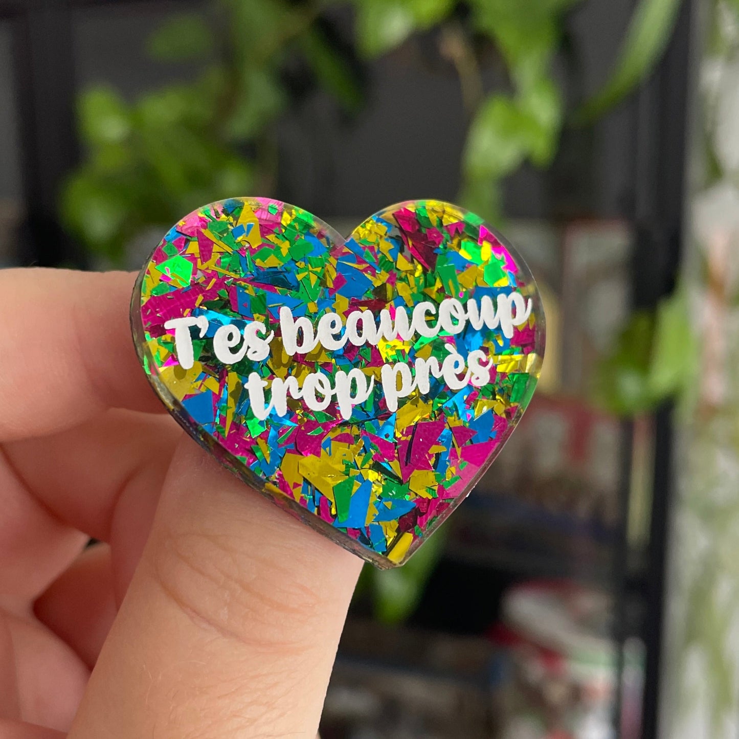 [CONTRÔLE TECHNIQUE] Broche "T'es beaucoup trop près" en acrylique transparente avec des éclats de confettis jaunes, verts, bleus et roses