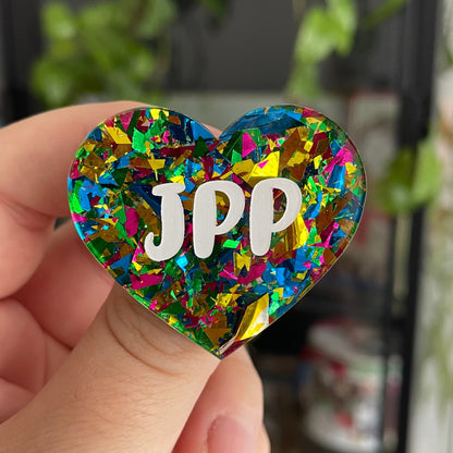Broche "JPP" en acrylique transparente à gros confettis multicolores