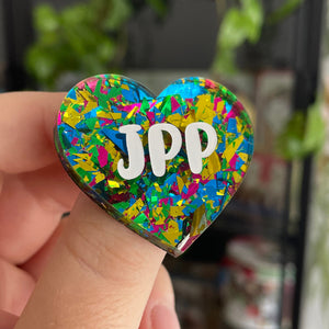 Broche "JPP" en acrylique transparente à gros confettis multicolores