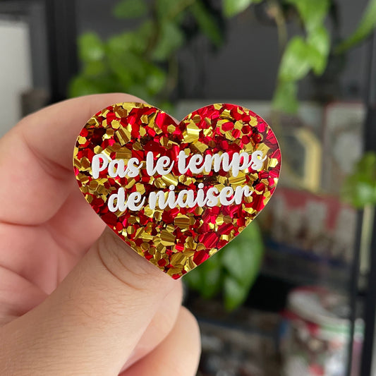 Broche "Pas le temps de niaiser" en acrylique marbrée bleue, verte et blanche