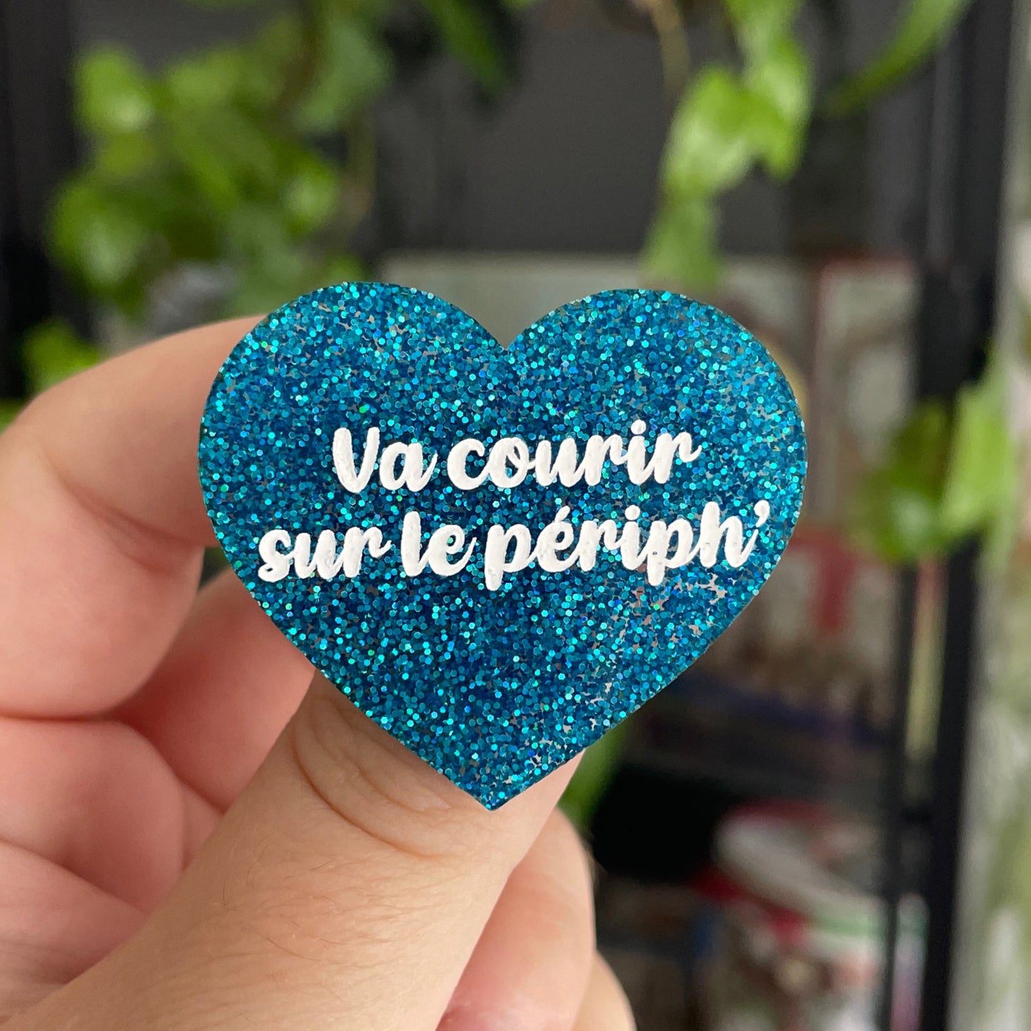 Broche "Va courir sur le périph'" en acrylique bleue à paillettes