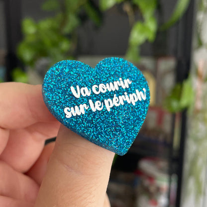 Broche "Va courir sur le périph'" en acrylique bleue à paillettes