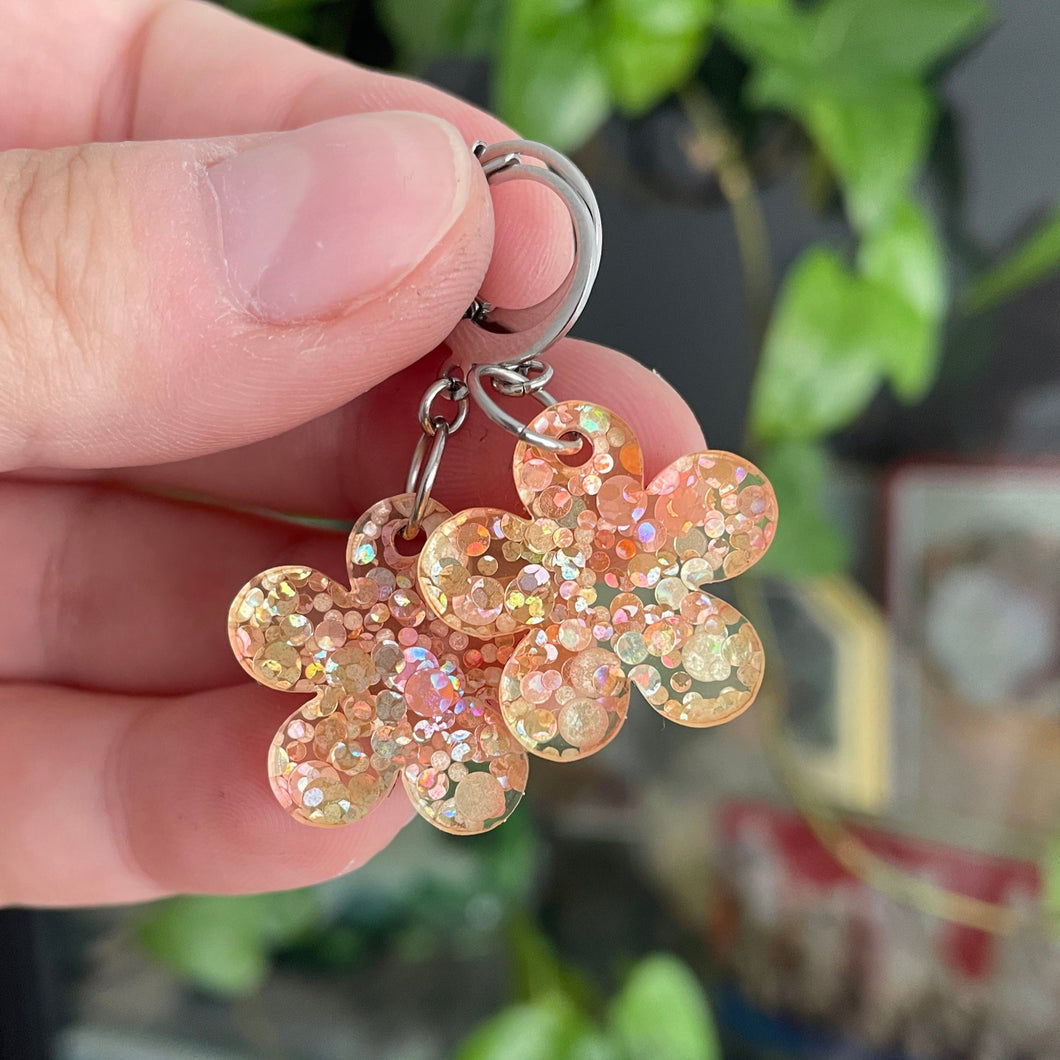 Petites boucles d'oreilles fleurs pendantes en acrylique à pois oranges et jaunes