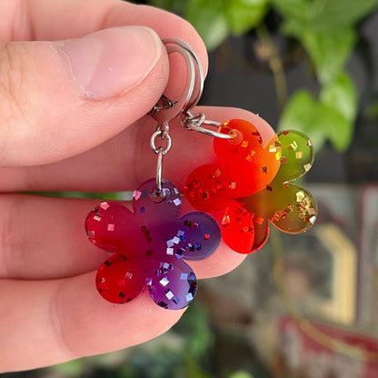Petites boucles d'oreilles fleurs pendantes en acrylique japonaise transparente arc-en-ciel