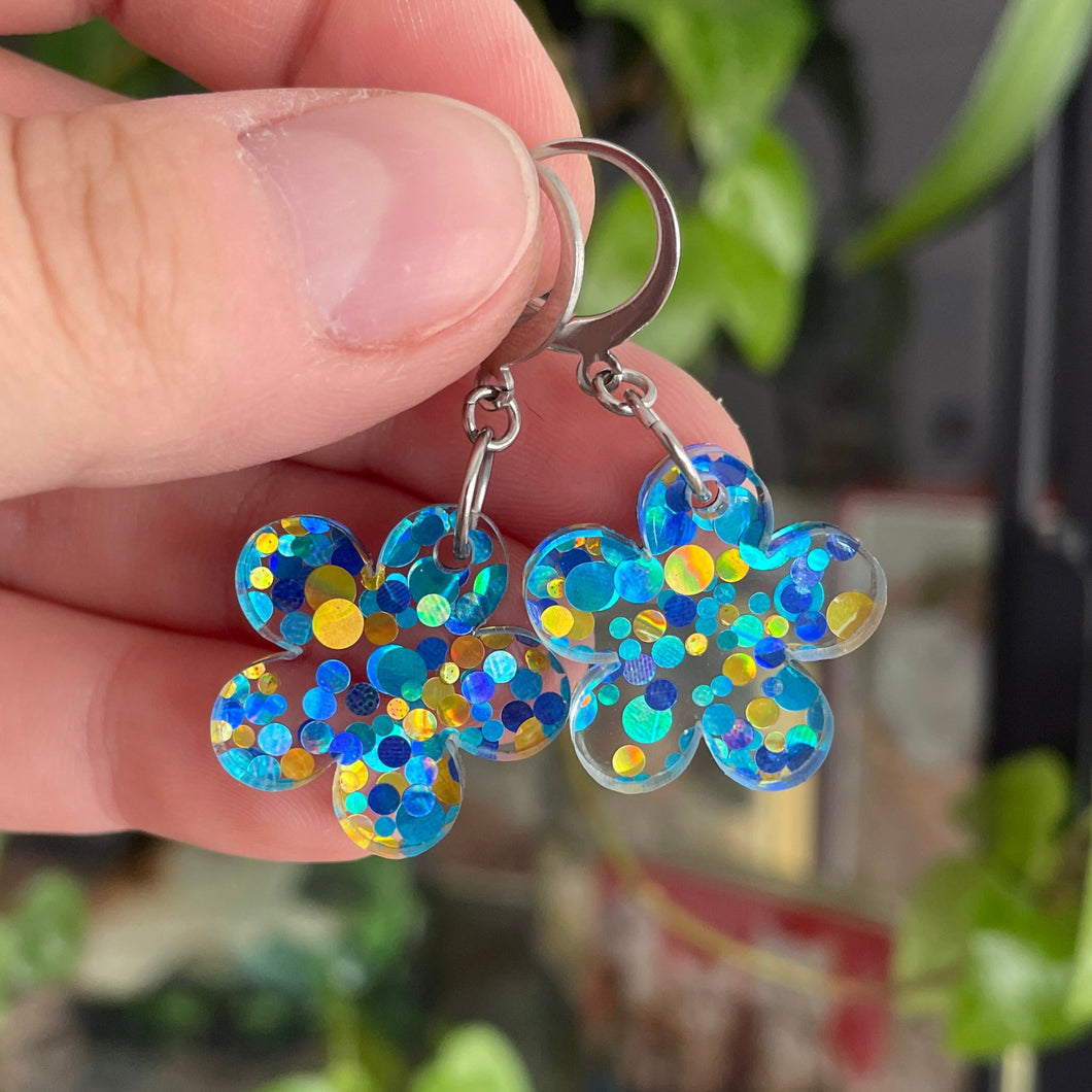 Petites boucles d'oreilles fleurs pendantes en acrylique transparente avec des pois jaunes et bleus