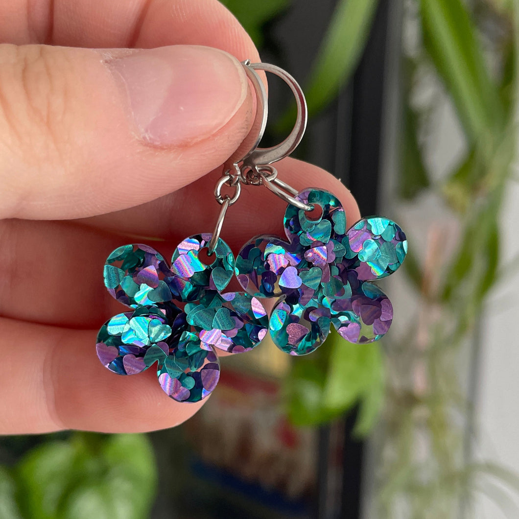 Petites boucles d'oreilles fleurs pendantes en acrylique transparente avec des confettis coeurs turquoise et violets