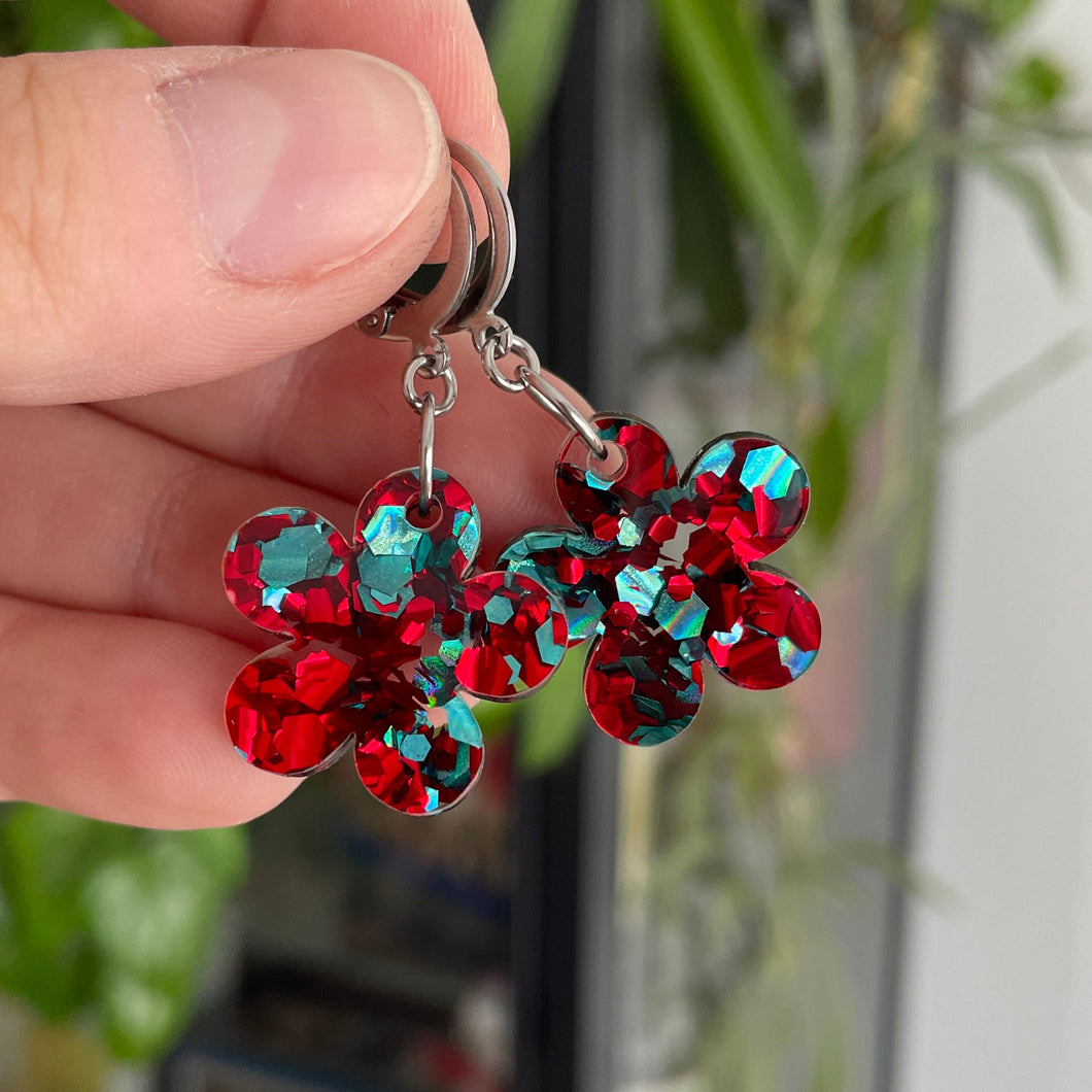Petites boucles d'oreilles fleurs pendantes en acrylique rouge et turquoise