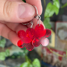 Charger l&#39;image dans la galerie, Petites boucles d&#39;oreilles fleurs pendantes en acrylique transparente rouge avec des étoiles