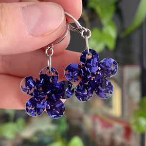 Petites boucles d'oreilles fleurs pendantes en acrylique transparente à confettis bleus/violets