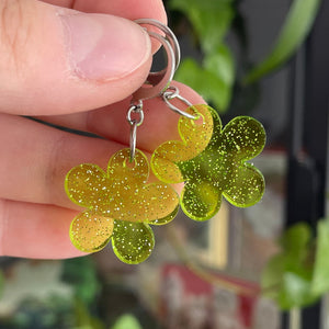 Petites boucles d'oreilles fleurs pendantes en acrylique transparente verte