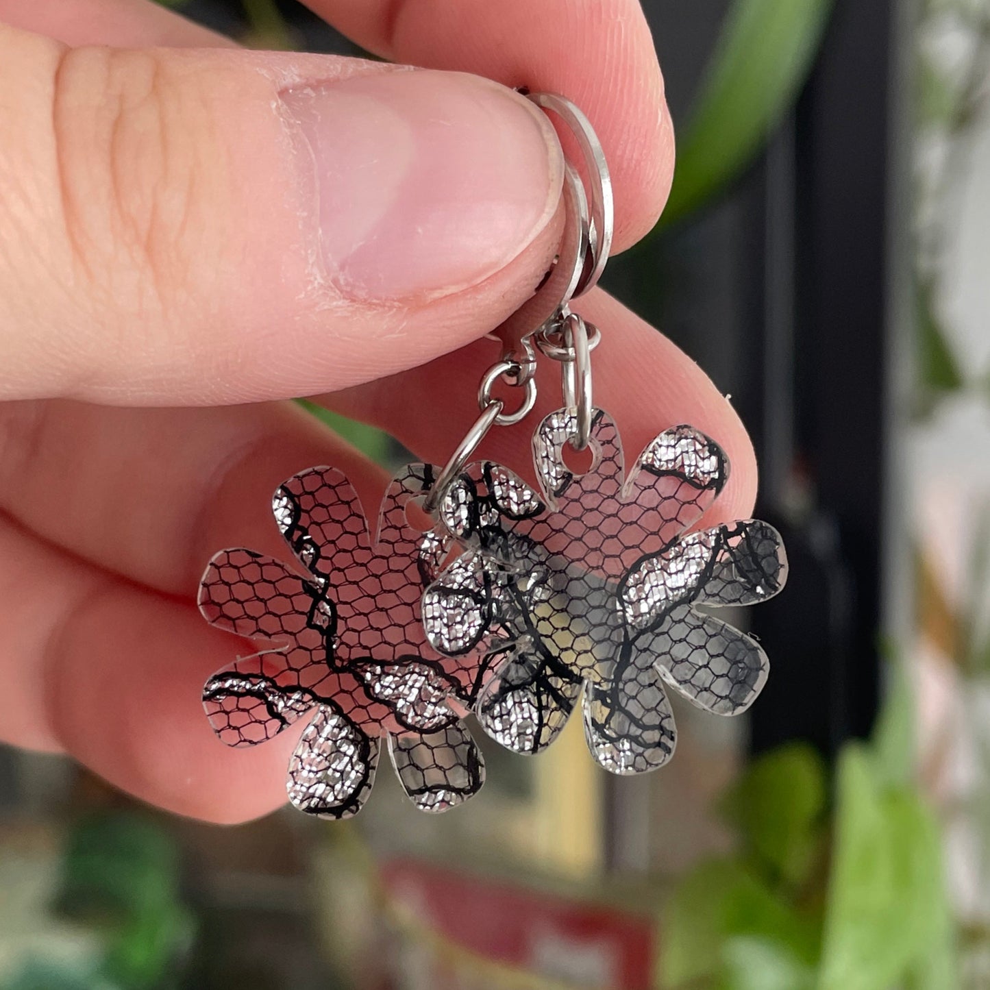 Petites boucles d'oreilles fleurs pendantes en acrylique japonaise avec de la dentelle noire et argentée