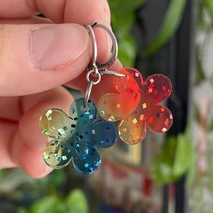 Petites boucles d'oreilles fleurs pendantes en acrylique japonaise transparente arc-en-ciel