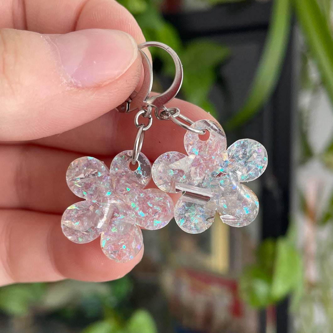 Petites boucles d'oreilles fleurs pendantes en acrylique transparente givrée