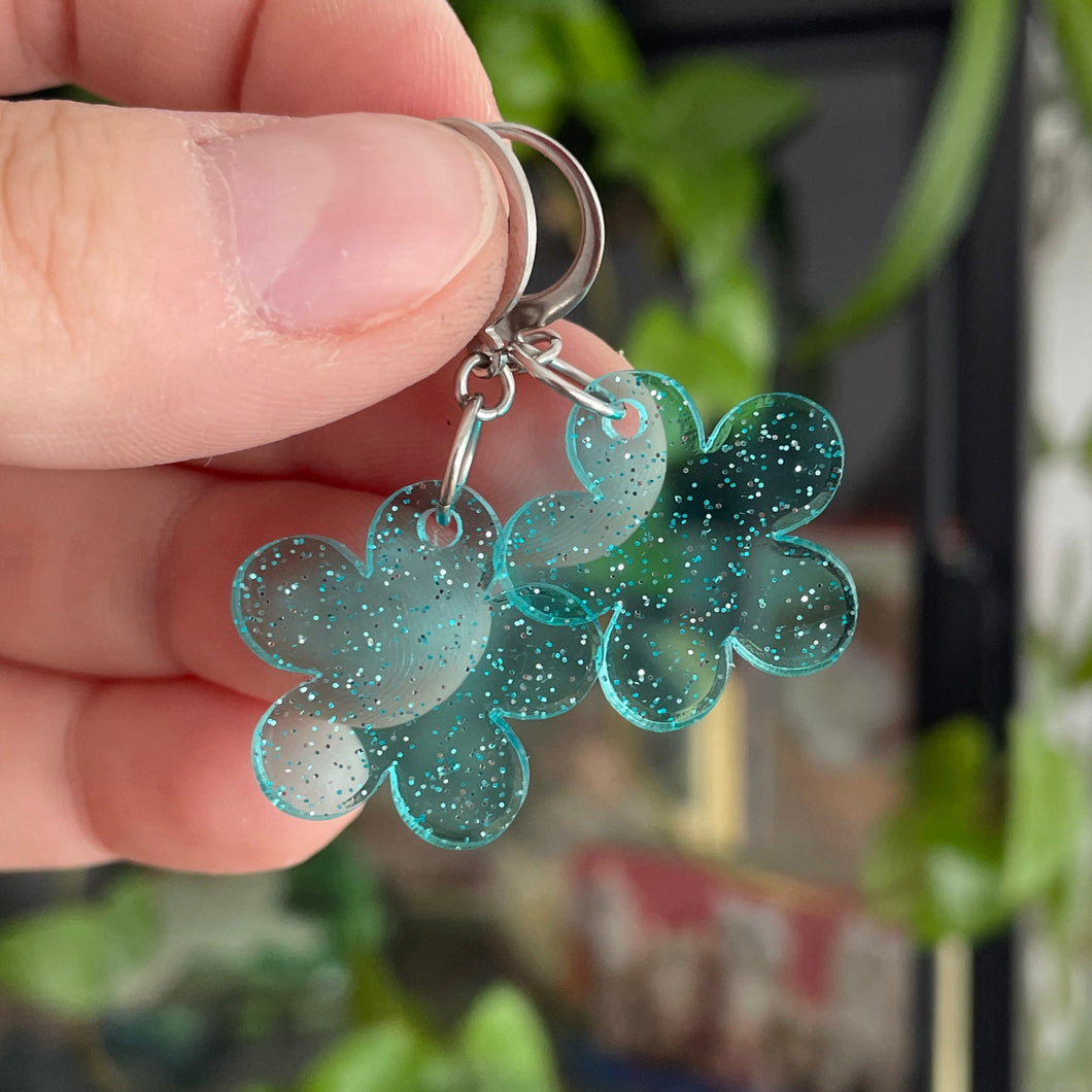 Petites boucles d'oreilles fleurs pendantes en acrylique transparente bleue