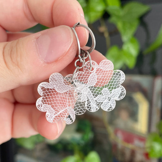 Petites boucles d'oreilles fleurs pendantes en acrylique japonaise avec de la dentelle blanche