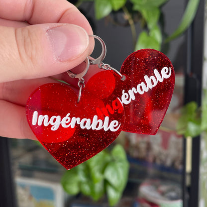Boucles d'oreilles "Ingérable" en acrylique transparente rouge à paillettes