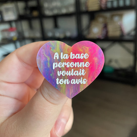 Broche "A la base personne voulait ton avis" en acrylique semi transparente marbrée multicolore