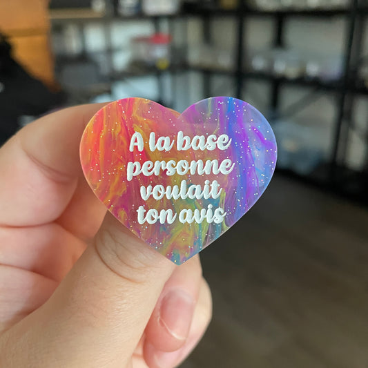 Broche "A la base personne voulait ton avis" en acrylique semi transparente marbrée multicolore