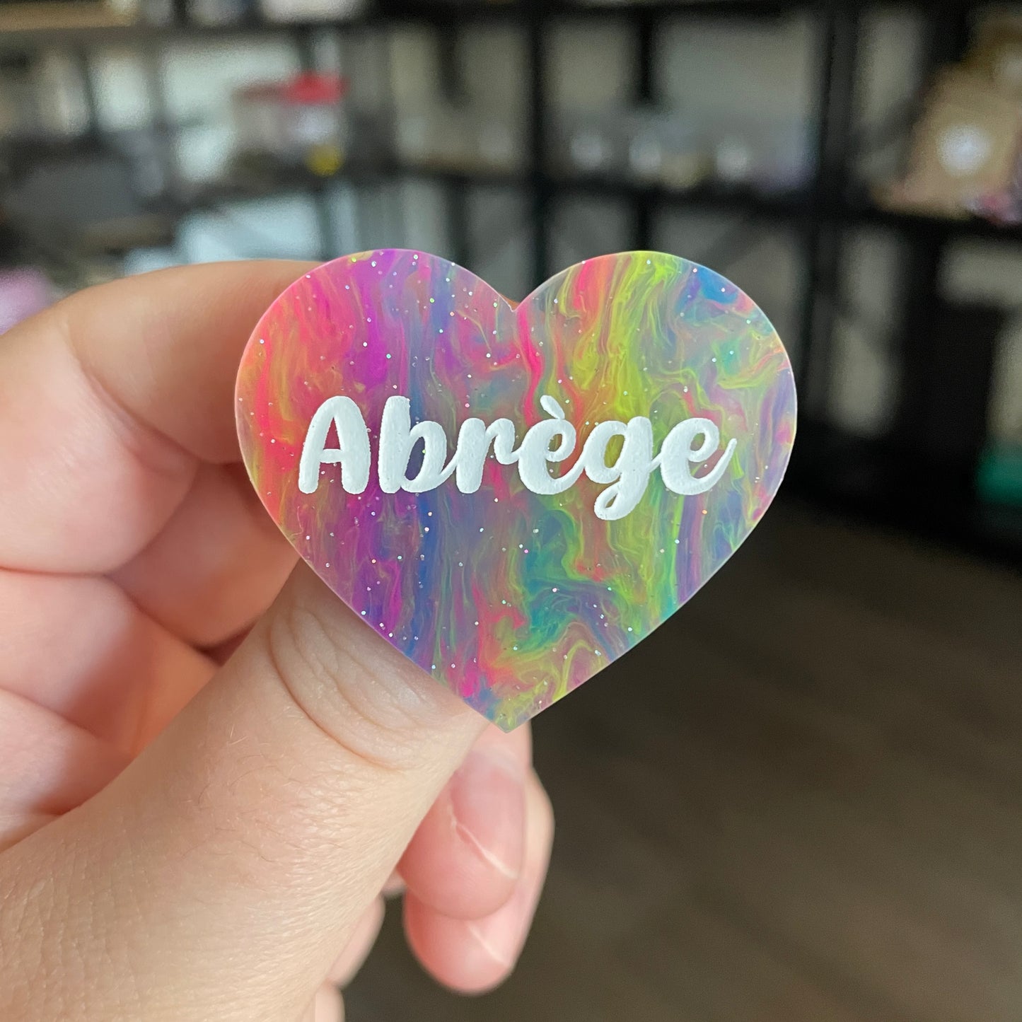 Broche "Abrège" en acrylique semi transparente marbrée multicolore