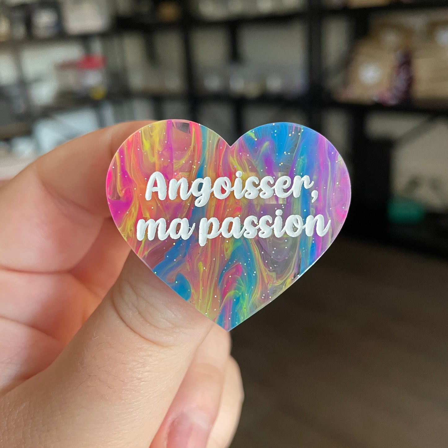 Broche "Angoisser, ma passion" en acrylique semi transparente marbrée multicolore