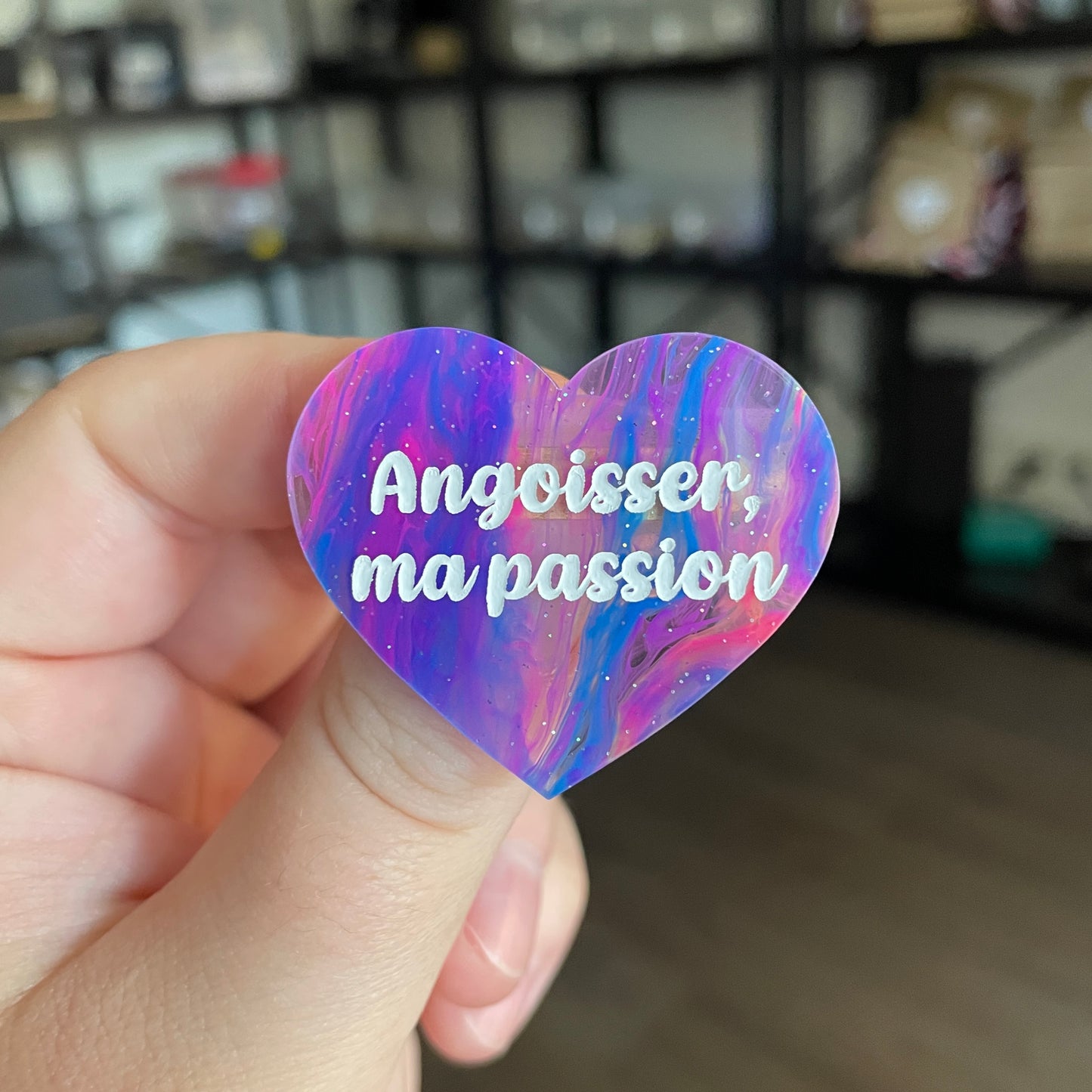 Broche "Angoisser, ma passion" en acrylique semi transparente marbrée multicolore