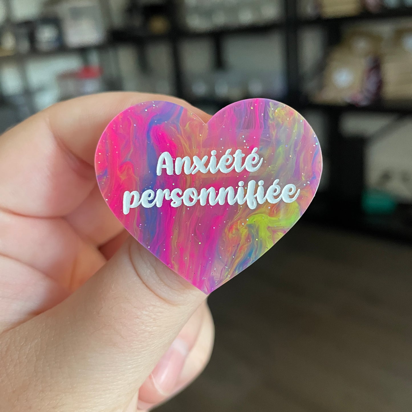 Broche "Anxiété personnifiée" en acrylique semi transparente marbrée multicolore