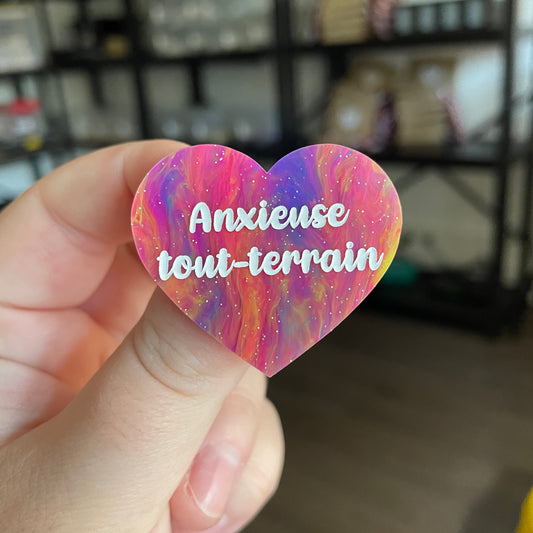 Broche "Anxieuse tout-terrain" en acrylique semi transparente marbrée multicolore