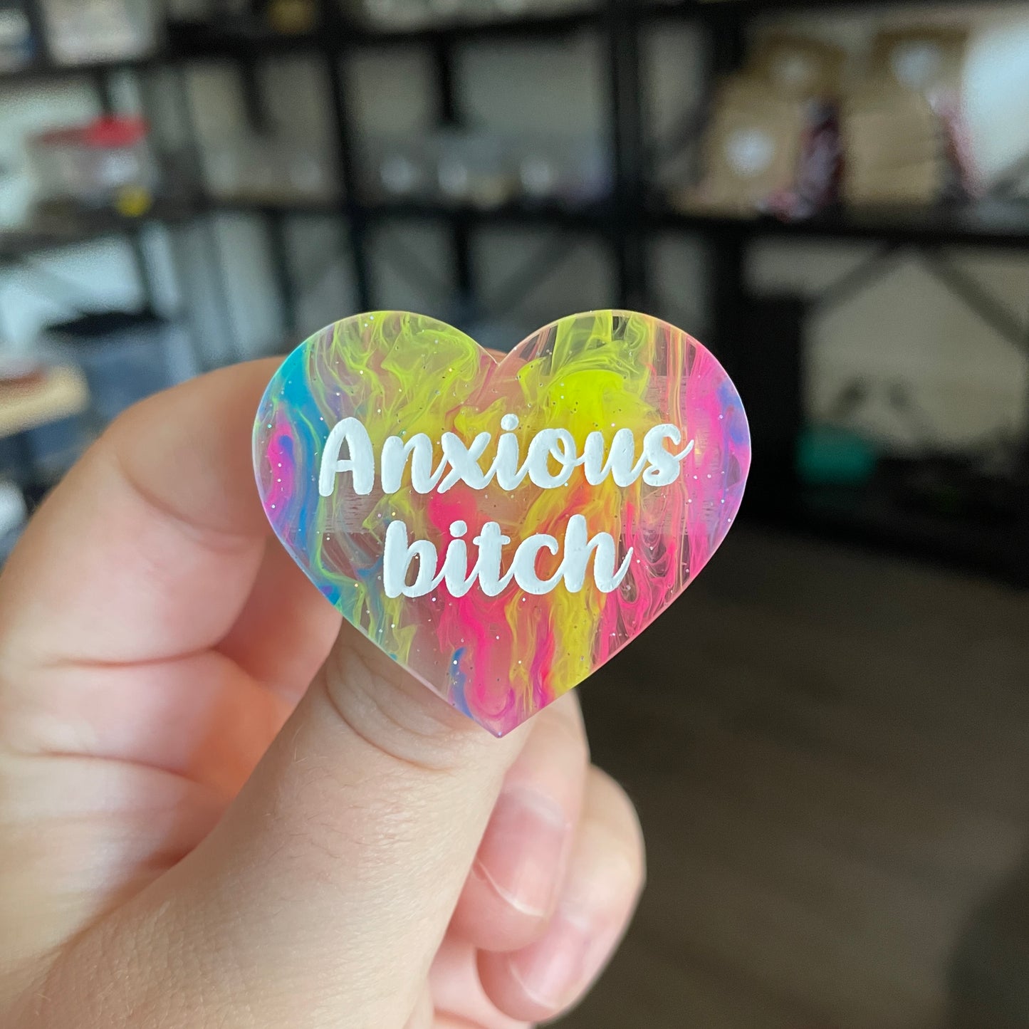 Broche "Anxious bitch" en acrylique semi transparente marbrée multicolore