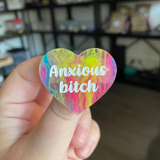 Broche "Anxious bitch" en acrylique semi transparente marbrée multicolore