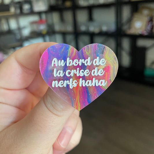 Broche "Au bord de la crise de nerfs haha" en acrylique semi transparente marbrée multicolore