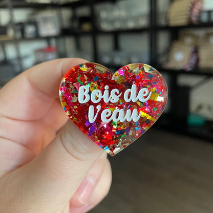 Broche "Bois de l'eau" en acrylique transparente avec des éclats de confettis rouges et multicolores