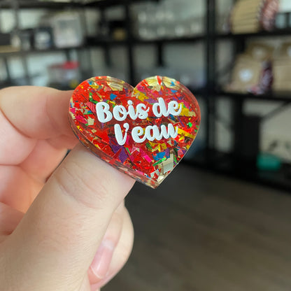 Broche "Bois de l'eau" en acrylique transparente avec des éclats de confettis rouges et multicolores