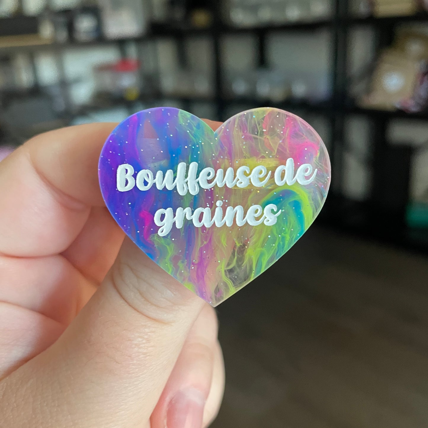 Broche "Bouffeuse de graines" en acrylique semi transparente marbrée multicolore
