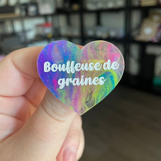 Broche "Bouffeuse de graines" en acrylique semi transparente marbrée multicolore