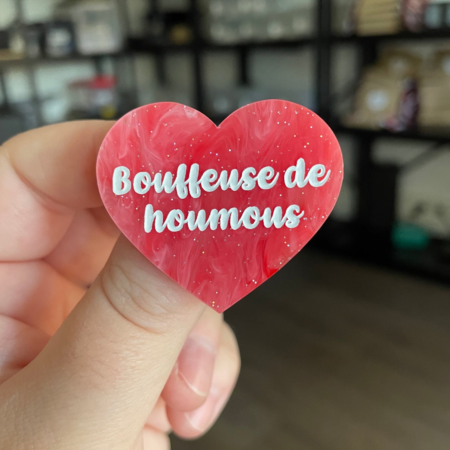 Broche "Bouffeuse de houmous" en acrylique marbrée rouge/rose